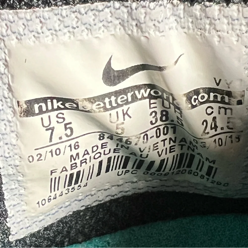 Womens NIKE FS Lite Run 3 Premium Running Shoes / Size 7.5